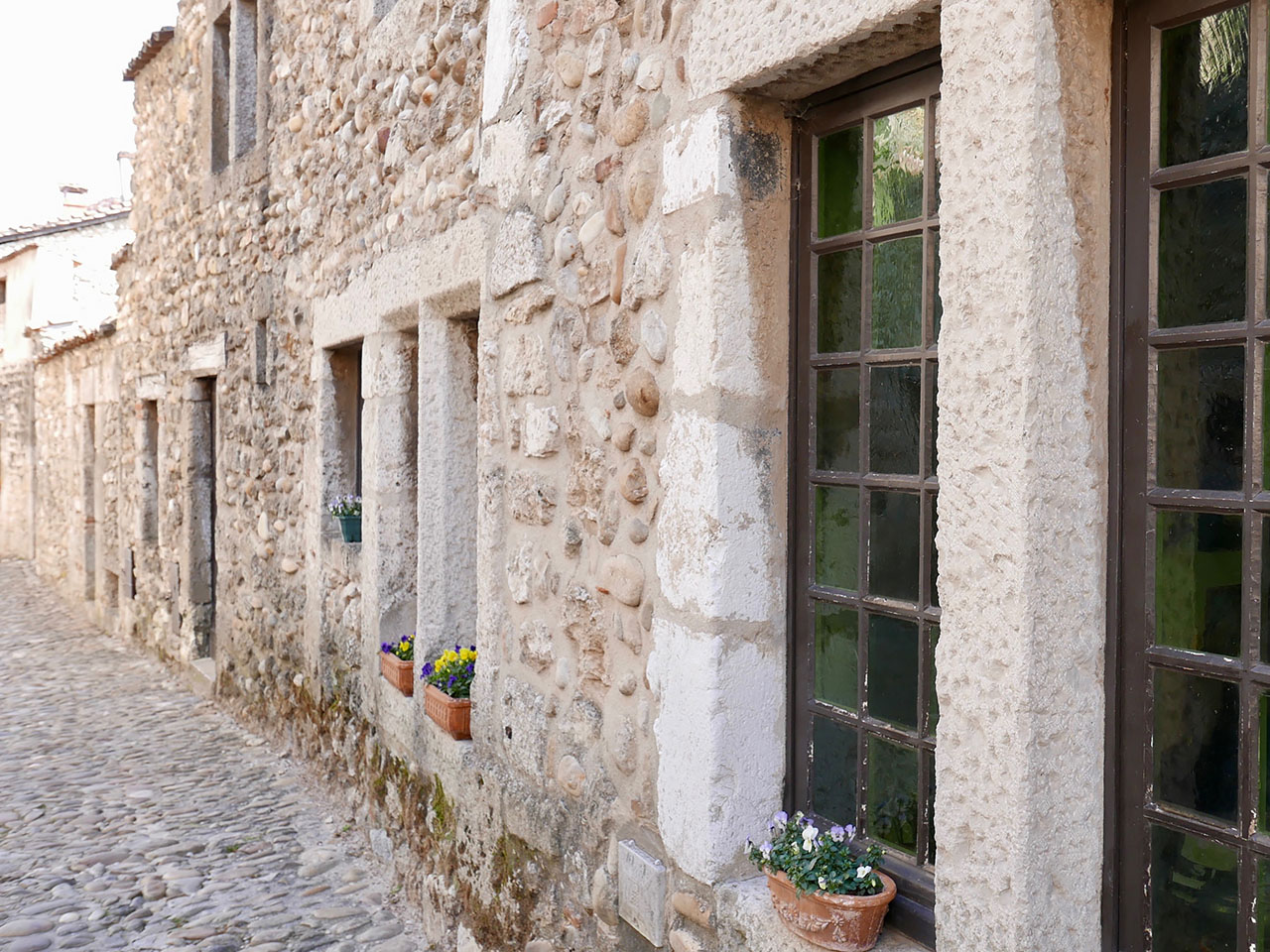 Cara Sharratt Travel - Pérouges, France