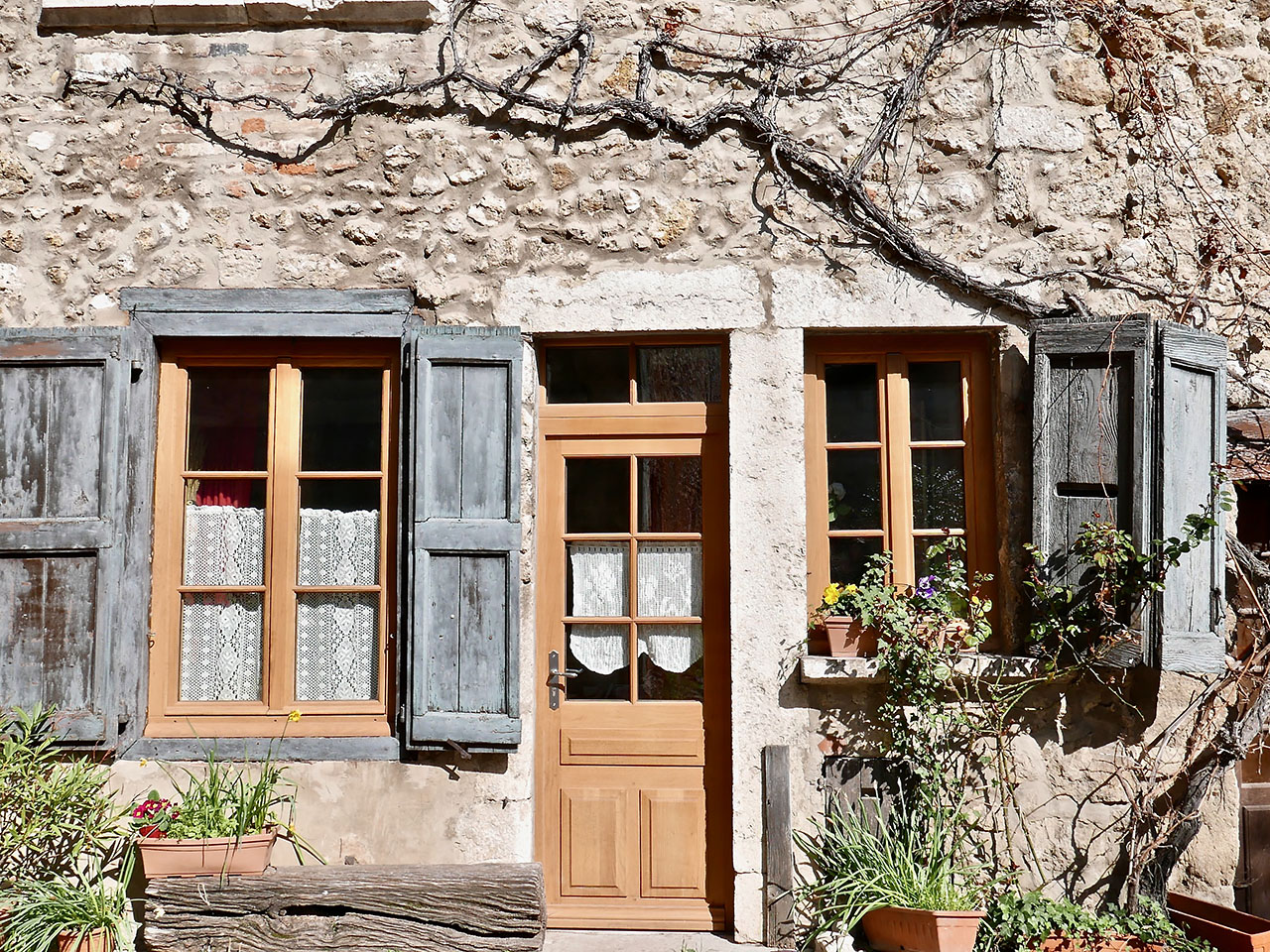 Cara Sharratt Travel - Pérouges, France