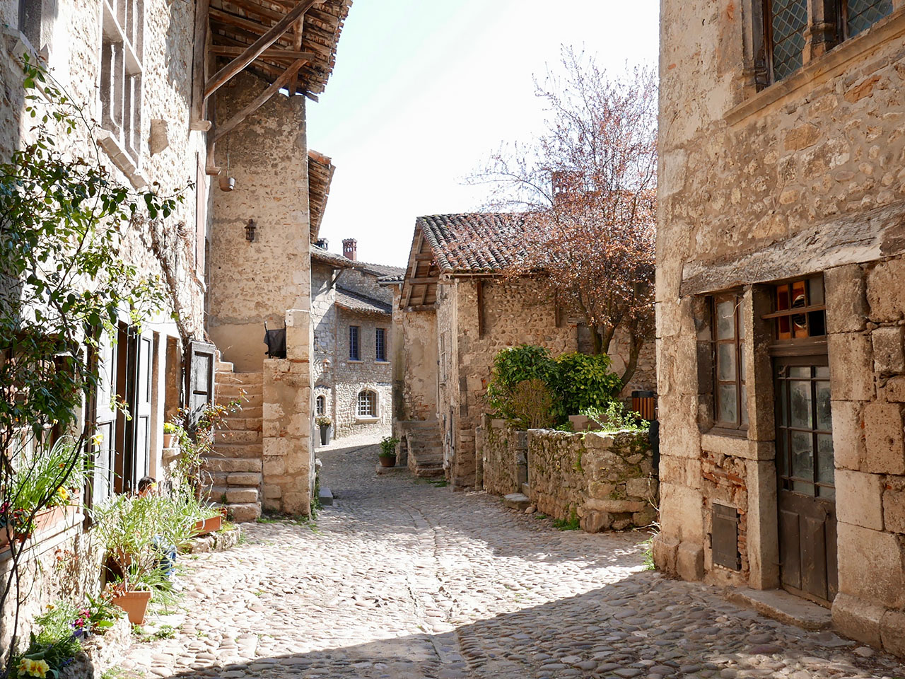 Cara Sharratt Travel - Pérouges, France